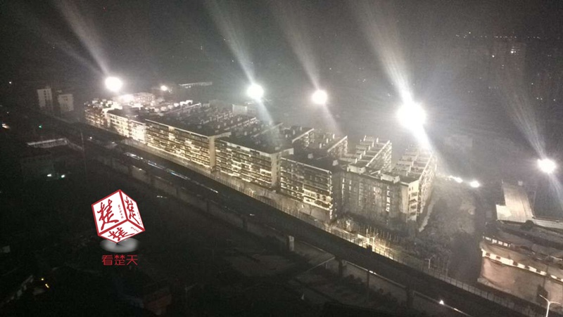 砰砰砰....汉口滨江商务区19栋楼10秒内全被“放倒”