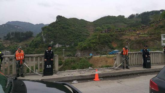 贵阳一辆客车落入水中 10人死亡4人失联(图)