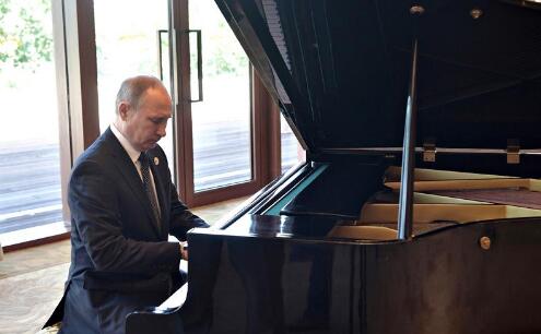 普京回应弹钢琴炫技：不过是用两三个手指按了下琴键